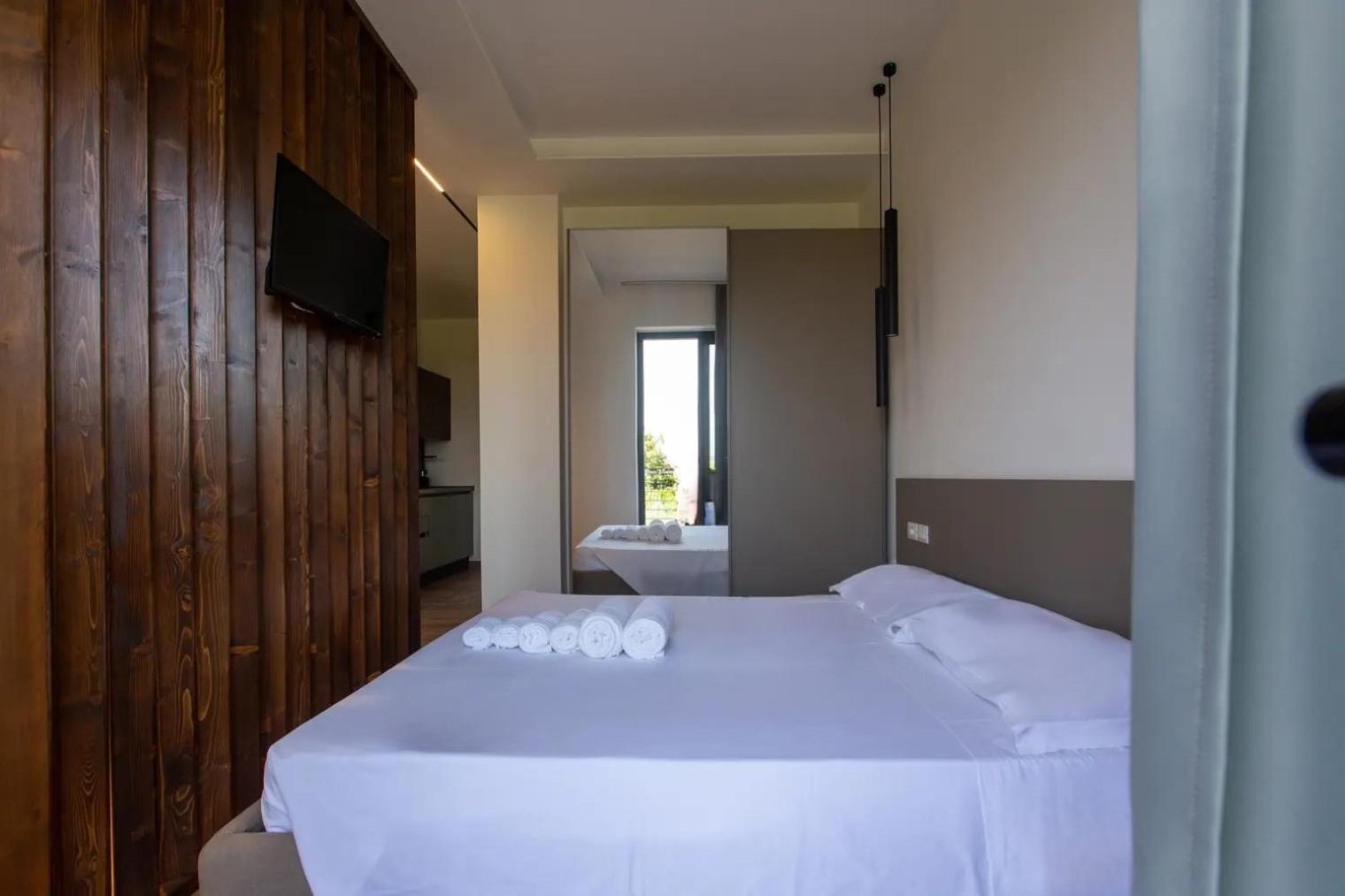 La Brisa Aparthotel Capo d'Orlando Bagian luar foto