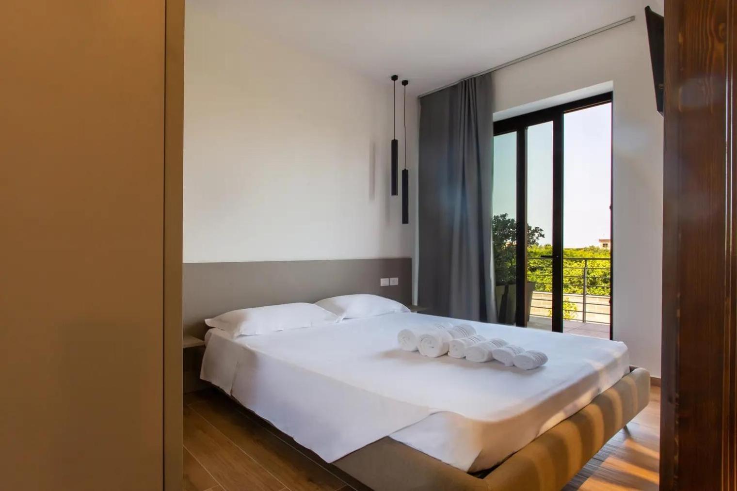 La Brisa Aparthotel Capo d'Orlando Bagian luar foto